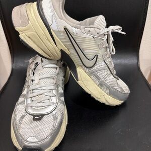Nike Men's Silver and Cream Athletic Shoes